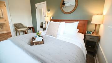 Room, Private Bathroom (Traditional Queen Room) | Iron/ironing board, free WiFi, bed sheets