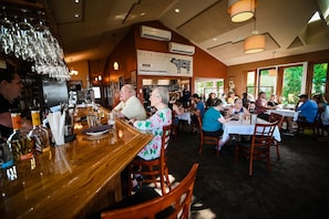 Bar (on property) - The Lakehouse Inn (Geneva)