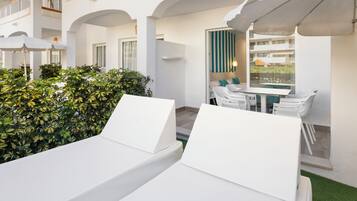 Premium tweepersoonskamer, terras | Een kluis op de kamer, een bureau, gratis wifi, beddengoed