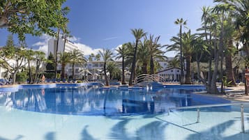 Piscine couverte, parasols de plage, chaises longues