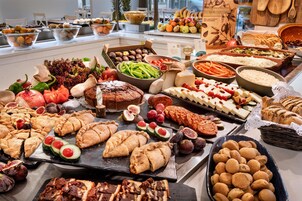 2 restaurants, lunch, dinner served; Italian cuisine