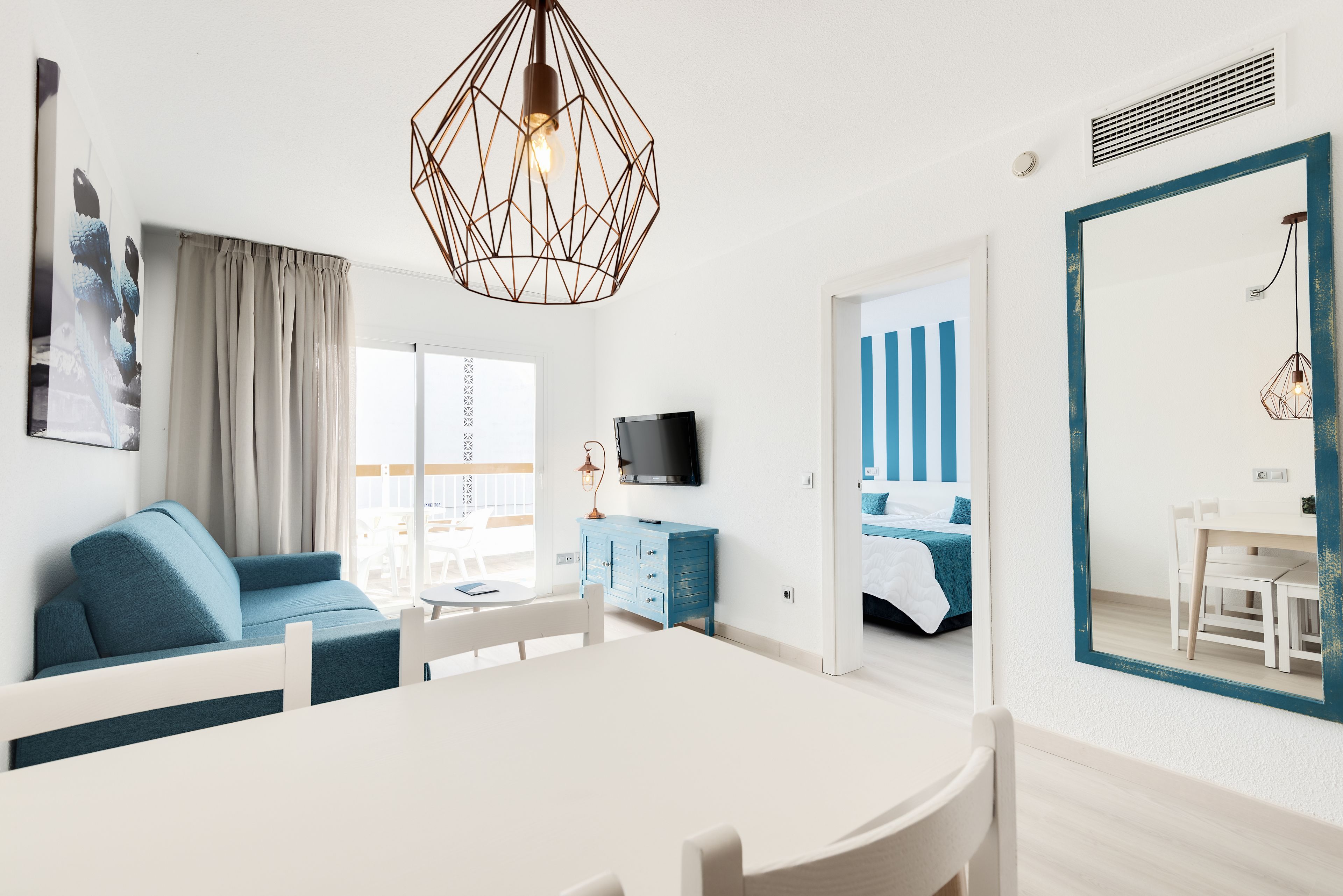 One Bedroom Apartment | Woonkamer | Een flatscreentelevisie