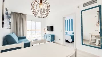 One Bedroom Apartment | Woonkamer | Een flatscreentelevisie