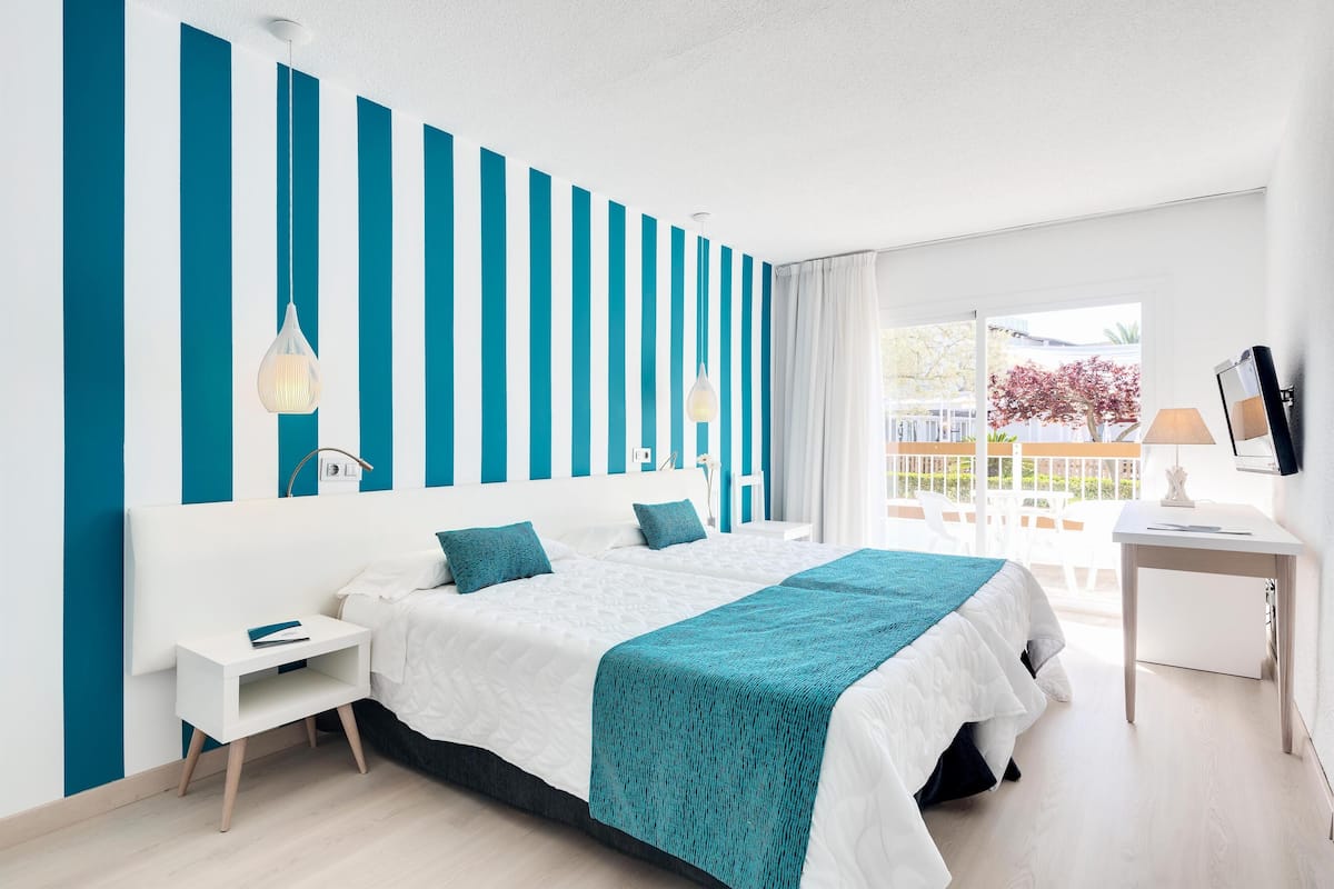 Tweepersoonskamer, balkon | Een kluis op de kamer, een bureau, gratis wifi, beddengoed