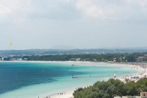 Una spiaggia nelle vicinanze, sabbia bianca