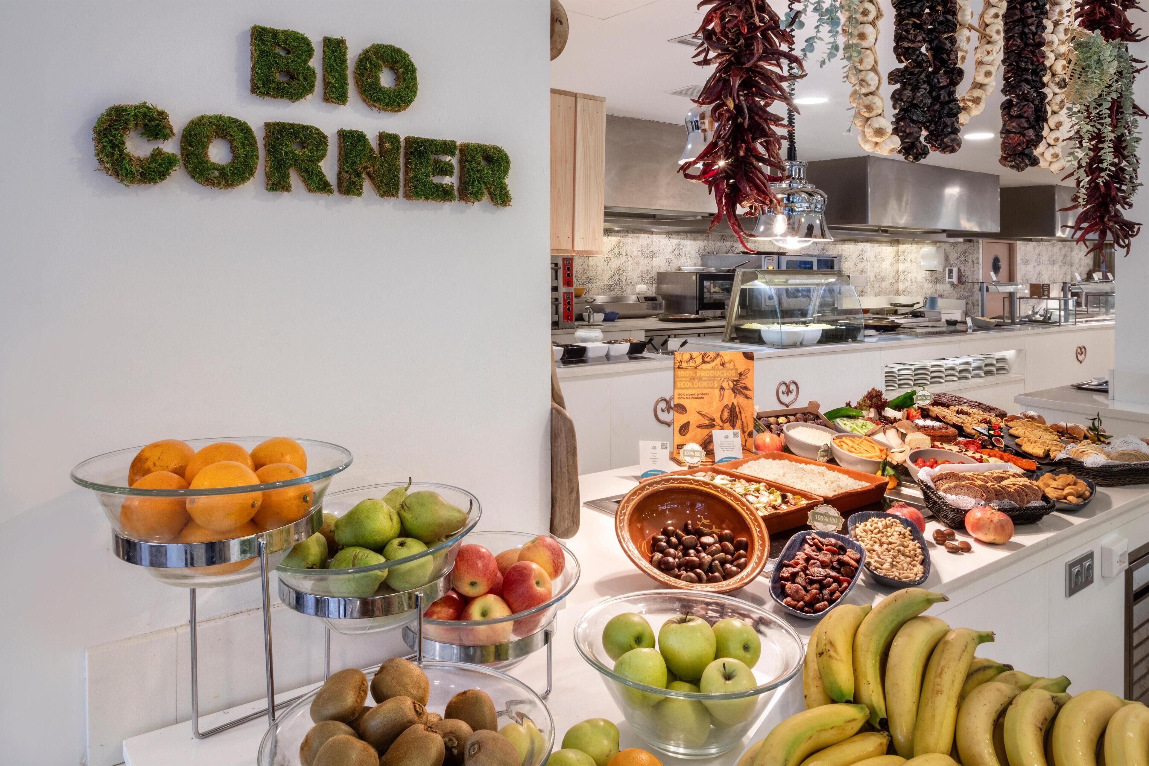 Ein reichhaltiges Buffet mit verschiedenen Früchten und Snacks.