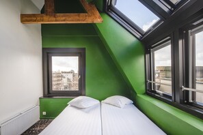 Twin kamer, 2 eenpersoonsbedden, gedeelde badkamer | Een kluis op de kamer, een bureau, gratis wifi, beddengoed