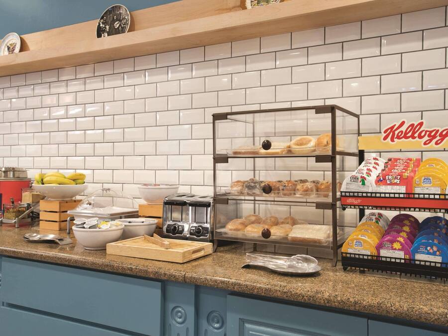 Ein Frühstücksbuffet mit Toaster, Schüsseln und einer Auswahl an Kellogg's Cerealien.