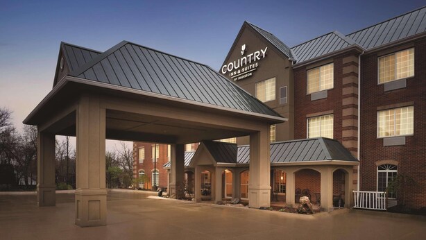 A Country Inn & Suites by Radisson building with a covered entrance and brick exterior. - Country Inn & Suites by Radisson, Valparaiso, IN (Valparaiso)