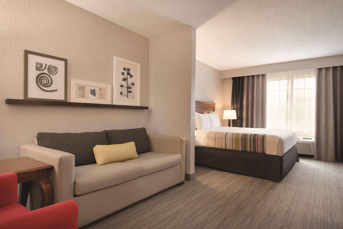 Studio Suite, 1 King Bed, Non Smoking | 1 bedroom, in-room safe, desk, blackout drapes