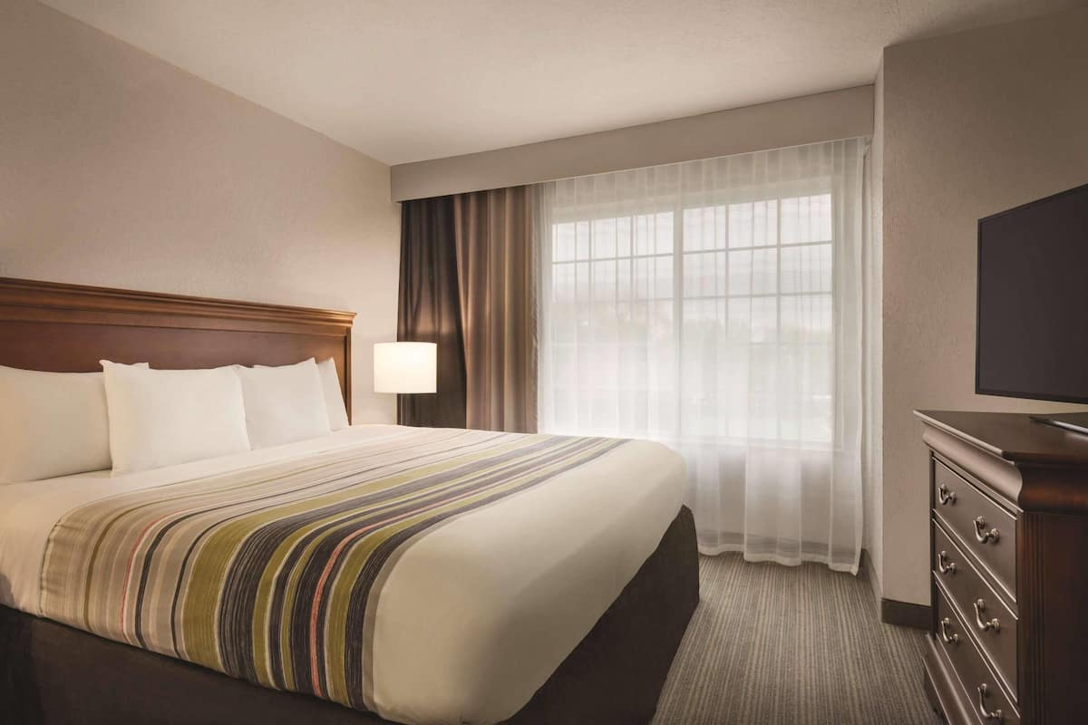 Suite, 1 Bedroom, Non Smoking | 1 bedroom, in-room safe, desk, blackout drapes