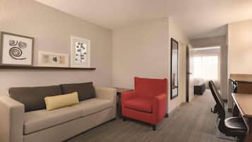 Suite, 1 slaapkamer, niet-roken | Een kluis op de kamer, een bureau, verduisterende gordijnen