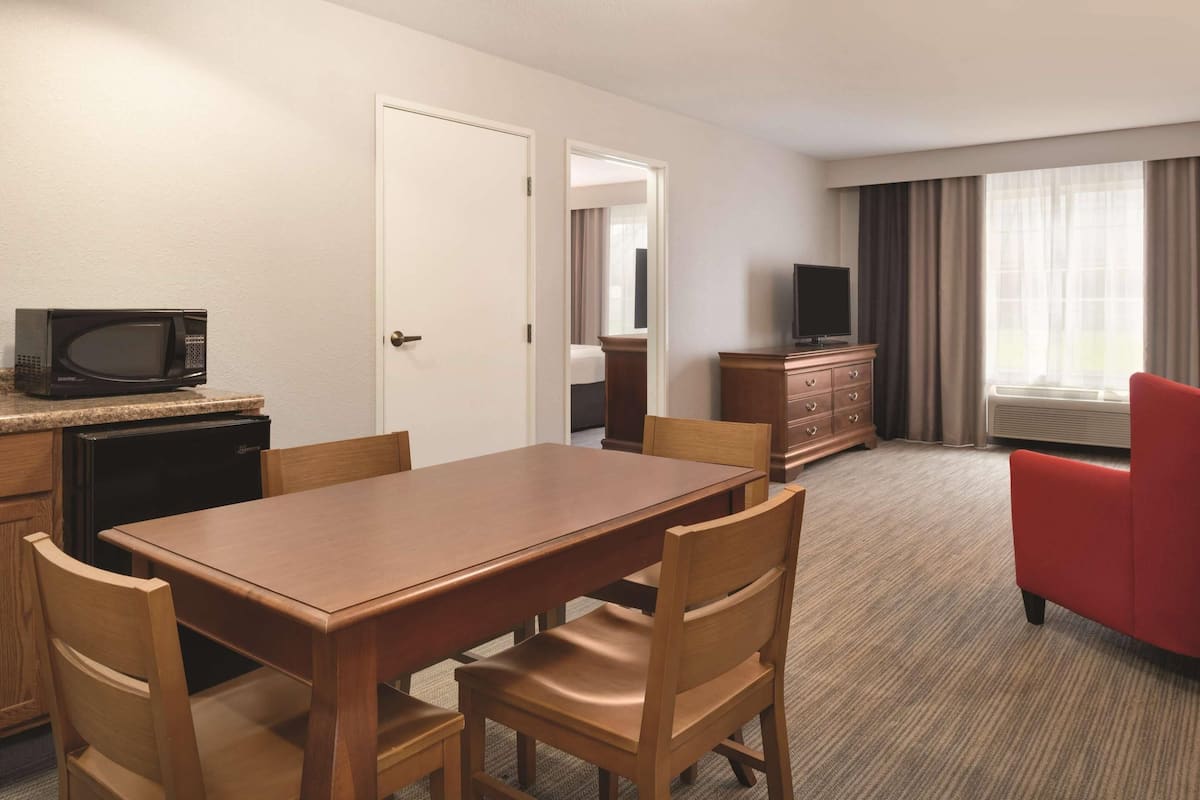 Room, 1 King Bed, Accessible, Non Smoking | 1 bedroom, in-room safe, desk, blackout drapes