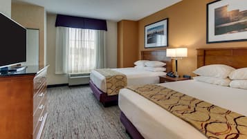 Escrivaninha, cortinas blackout, ferros/tábuas de passar roupa