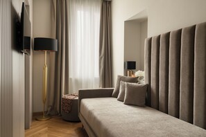 ห้องดีลักซ์สวีท | บริเวณนั่งเล่น | ทีวี