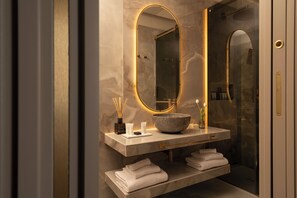 Shower, designer toiletries, hair dryer, bathrobes - Palazzo Venere (Rome)