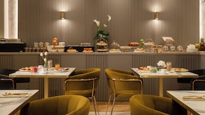 Un bufé de desayuno con diversas opciones de comida y una decoración interior moderna.