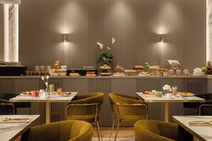 Tägliches Frühstücksbuffet (18 EUR pro Person)