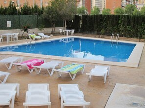Outdoor pool, sun loungers - Apartamentos Playamar (Benidorm)