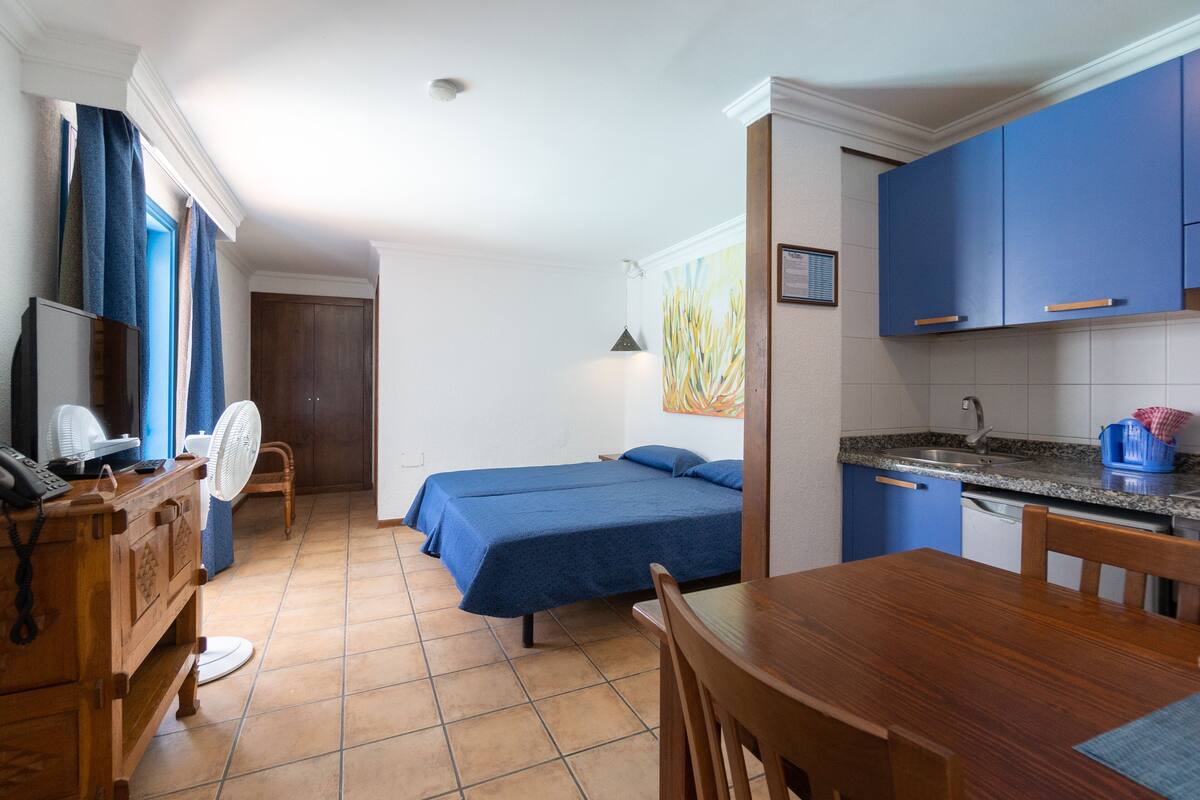 III. Estudio, vistas a la piscina | Cortinas opacas, tabla de planchar con plancha, wifi gratis