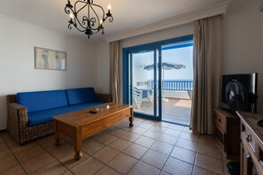 スーペリア アパートメント 2 ベッドルーム | リビングルーム | 22 インチのプラズマテレビ (衛星放送視聴可)、テレビ