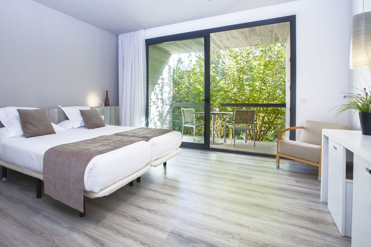 superior double room, balcony | 1 bedroom, minibar, in-room safe, desk