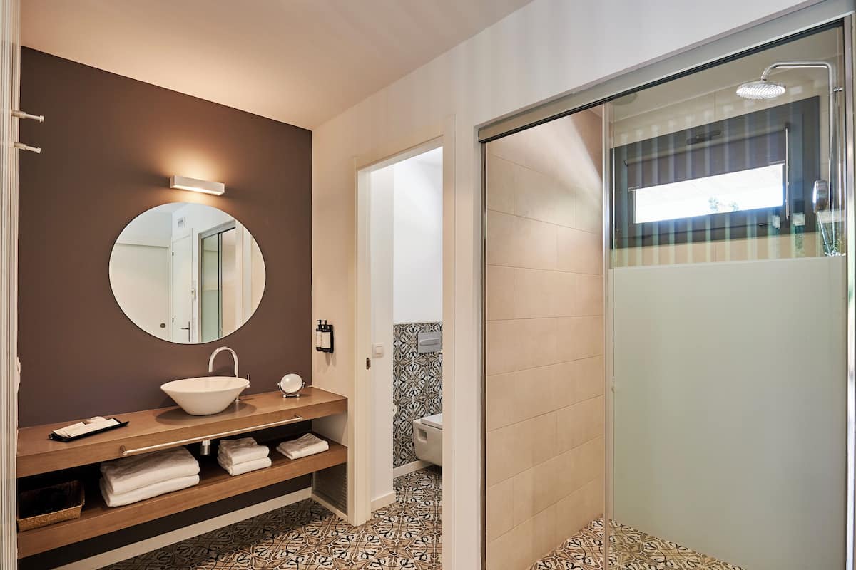 superior double room, balcony | bathroom | shower, rainfall showerhead, free toiletries, hair dryer