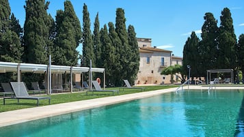 Outdoor pool, pool umbrellas, sun loungers