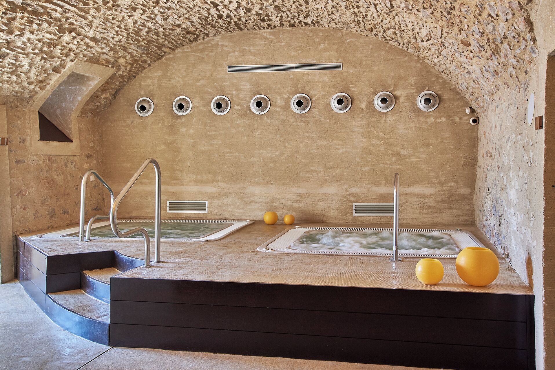 sauna, hot tub, steam room, turkish bath/hammam, body treatments