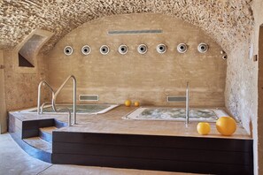 Sauna, hot tub, steam room, Turkish bath/hammam, body treatments