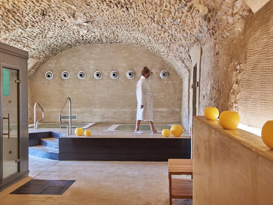 Sauna, hot tub, steam room, Turkish bath/hammam, body treatments