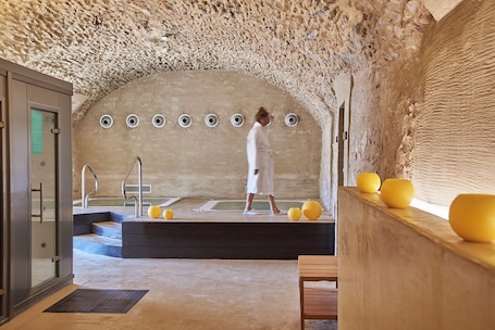 Un sauna, una bañera de hidromasaje, baño turco, baño turco/hammam. URH - Hotel Moli del Mig
