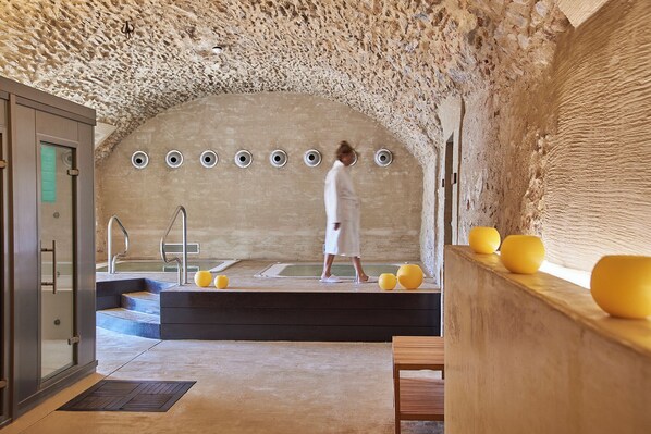 Een sauna, een bubbelbad, een stoombad, een Turks bad/hammam