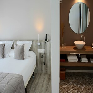 Minibar, in-room safe, desk, soundproofing - URH - Hotel Moli del Mig (Torroella de Montgrí)