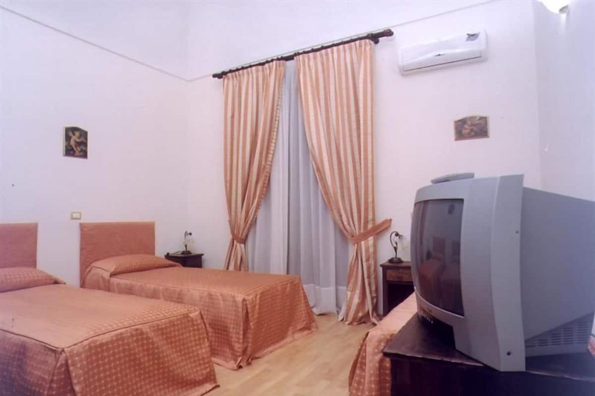 Habitación cuádruple | Ropa de cama de alta calidad, minibar, escritorio