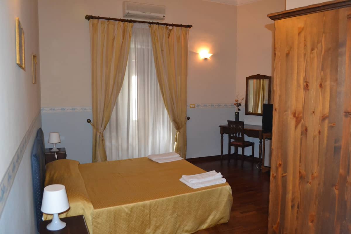 Habitación doble | Ropa de cama de alta calidad, minibar, escritorio