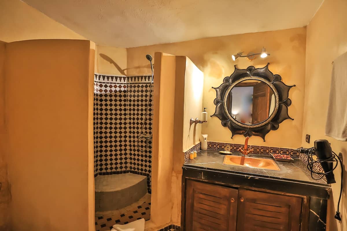 room (volubilis) | bathroom | free toiletries, hair dryer, bathrobes, towels