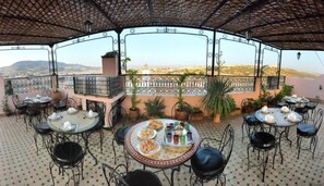 12 restaurants, breakfast, lunch, dinner served; Moroccan cuisine - Riad dar Chrifa (Fes)