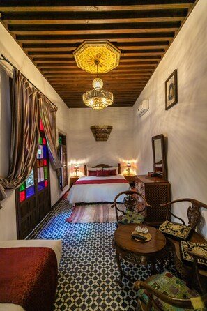 Room (Mogador) | 1 bedroom, in-room safe, desk, blackout drapes - Riad dar Chrifa (Fes)