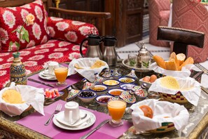 Free daily continental breakfast - Riad dar Chrifa (Fes)