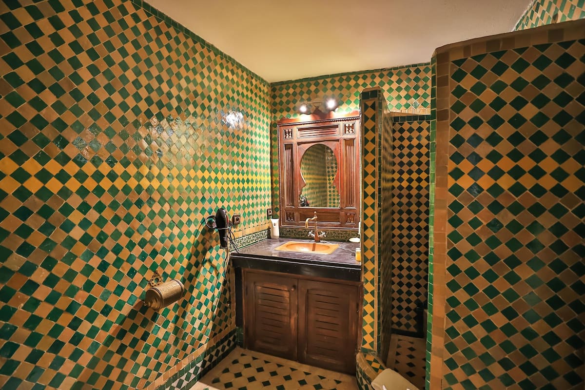 room (mogador) | bathroom | free toiletries, hair dryer, bathrobes, towels