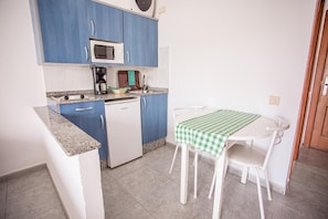 Fridge, microwave, stovetop, coffee/tea maker - Servatur Montebello (Mogan)
