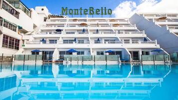 Un crucero con piscina, varios balcones y un cartel que dice "MonteBello".