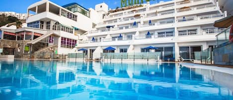 Outdoor pool, sun loungers