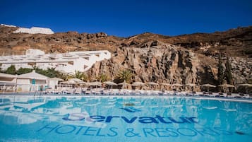 2 outdoor pools, pool loungers