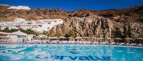 2 outdoor pools, sun loungers