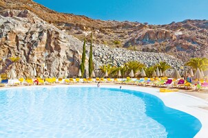 2 outdoor pools, pool loungers