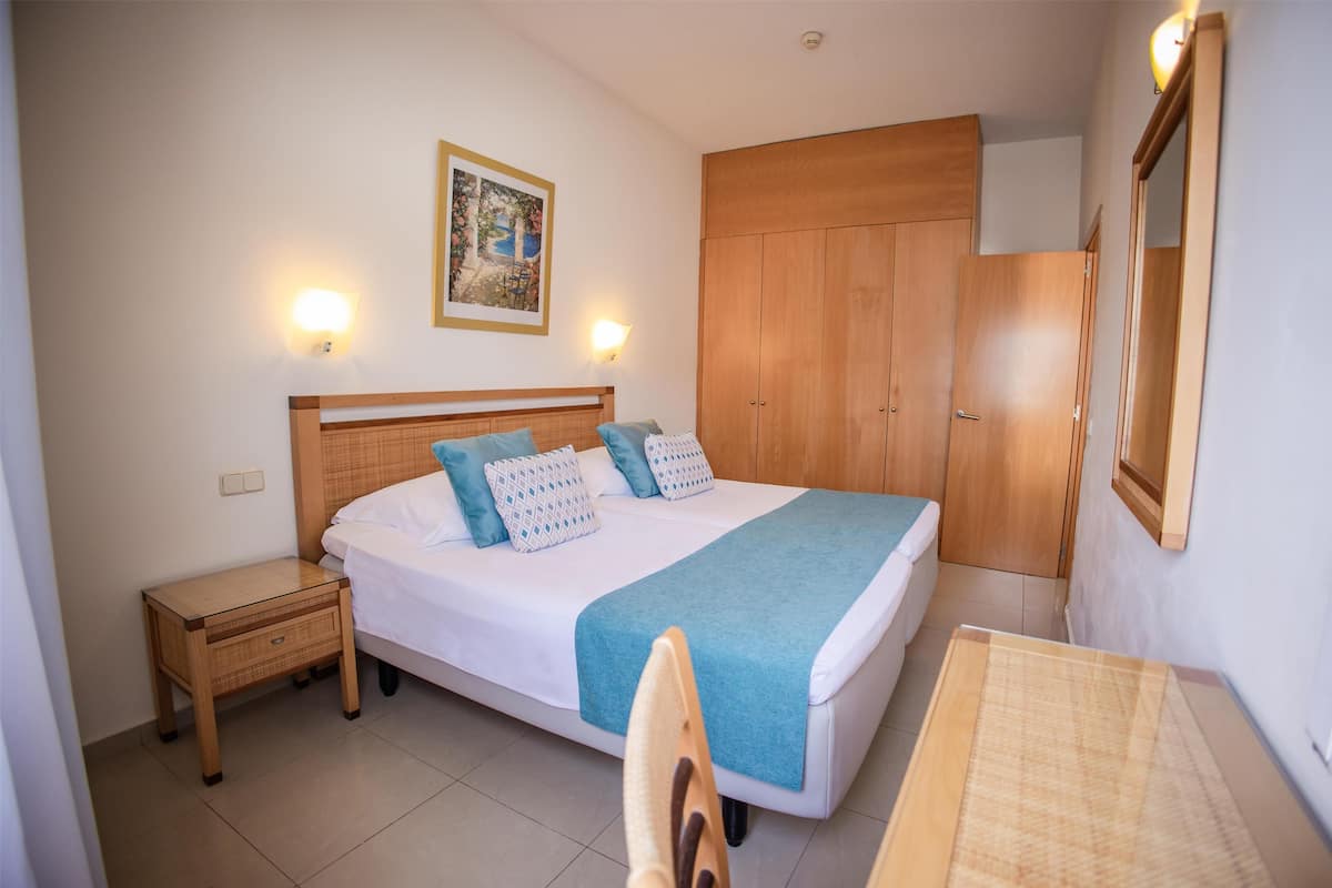 Down duvets, in-room safe, blackout curtains, free WiFi