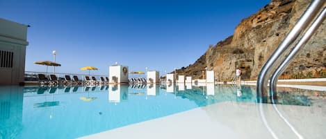 2 outdoor pools, pool loungers