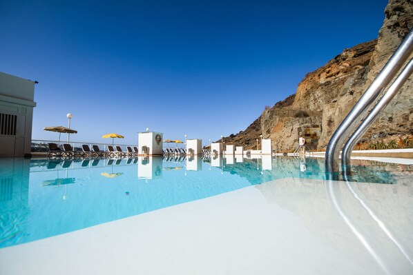 2 outdoor pools, pool loungers